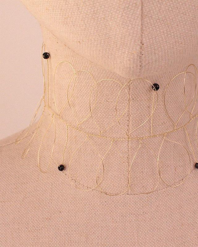 CHOCKER PÉTALOS ACERO DORADO