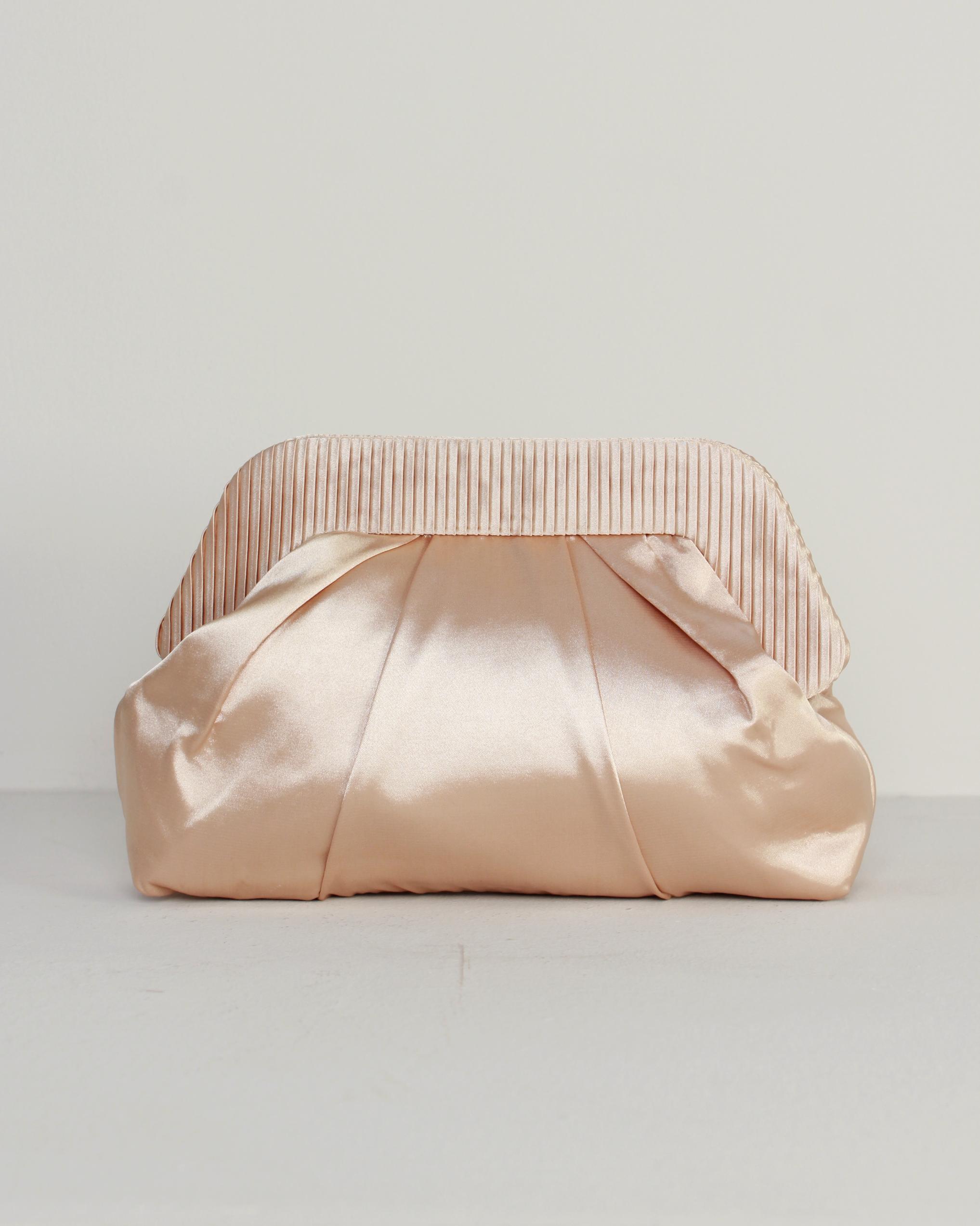 BOLSO DE MANO SOBRE SATINADO