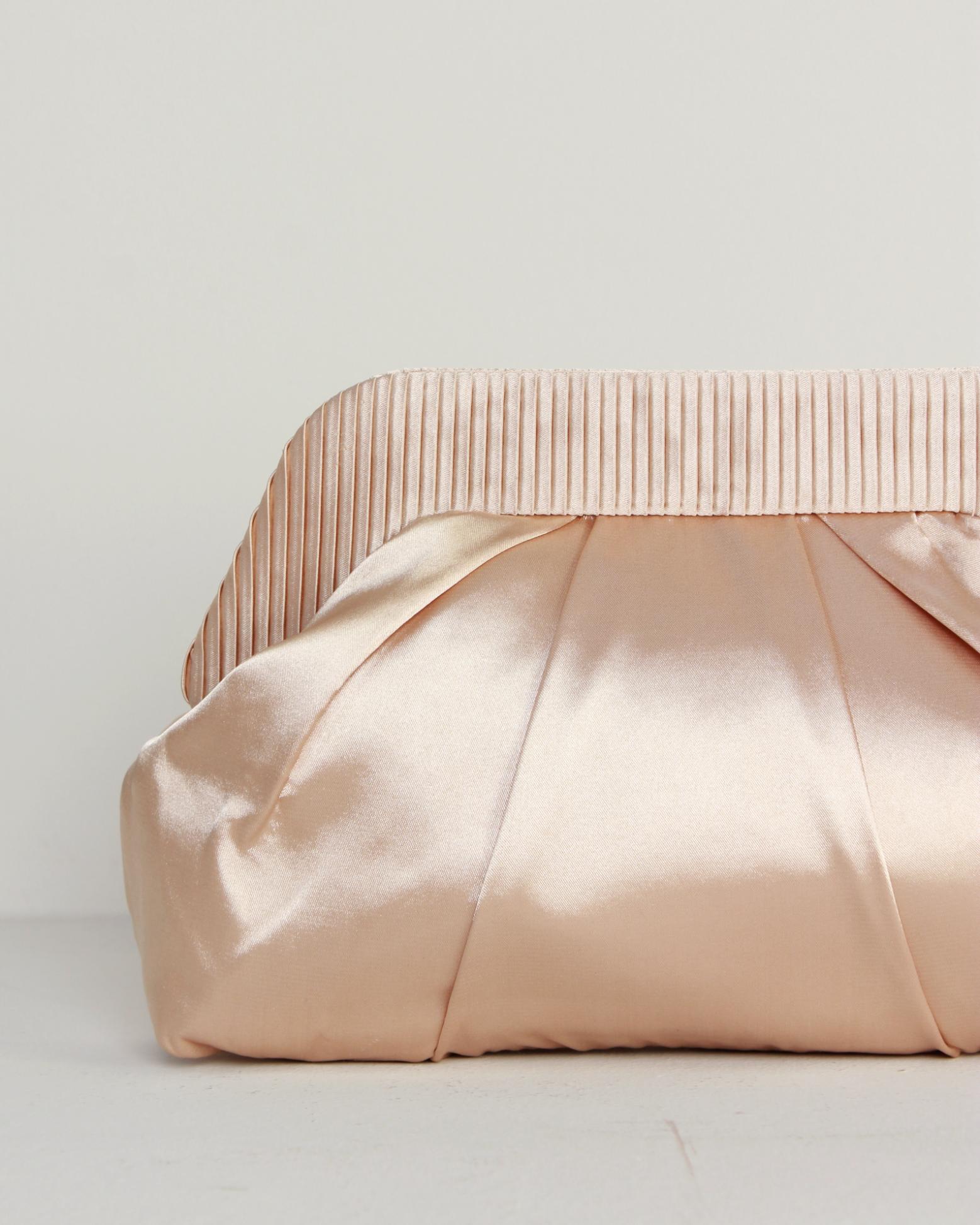 BOLSO DE MANO SOBRE SATINADO