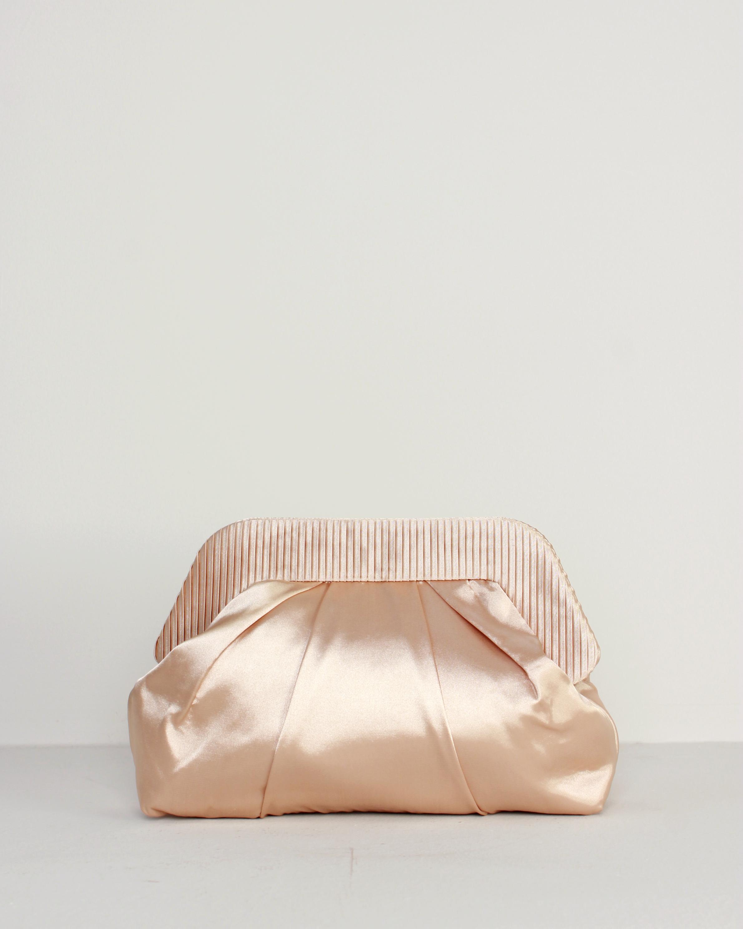 BOLSO DE MANO SOBRE SATINADO