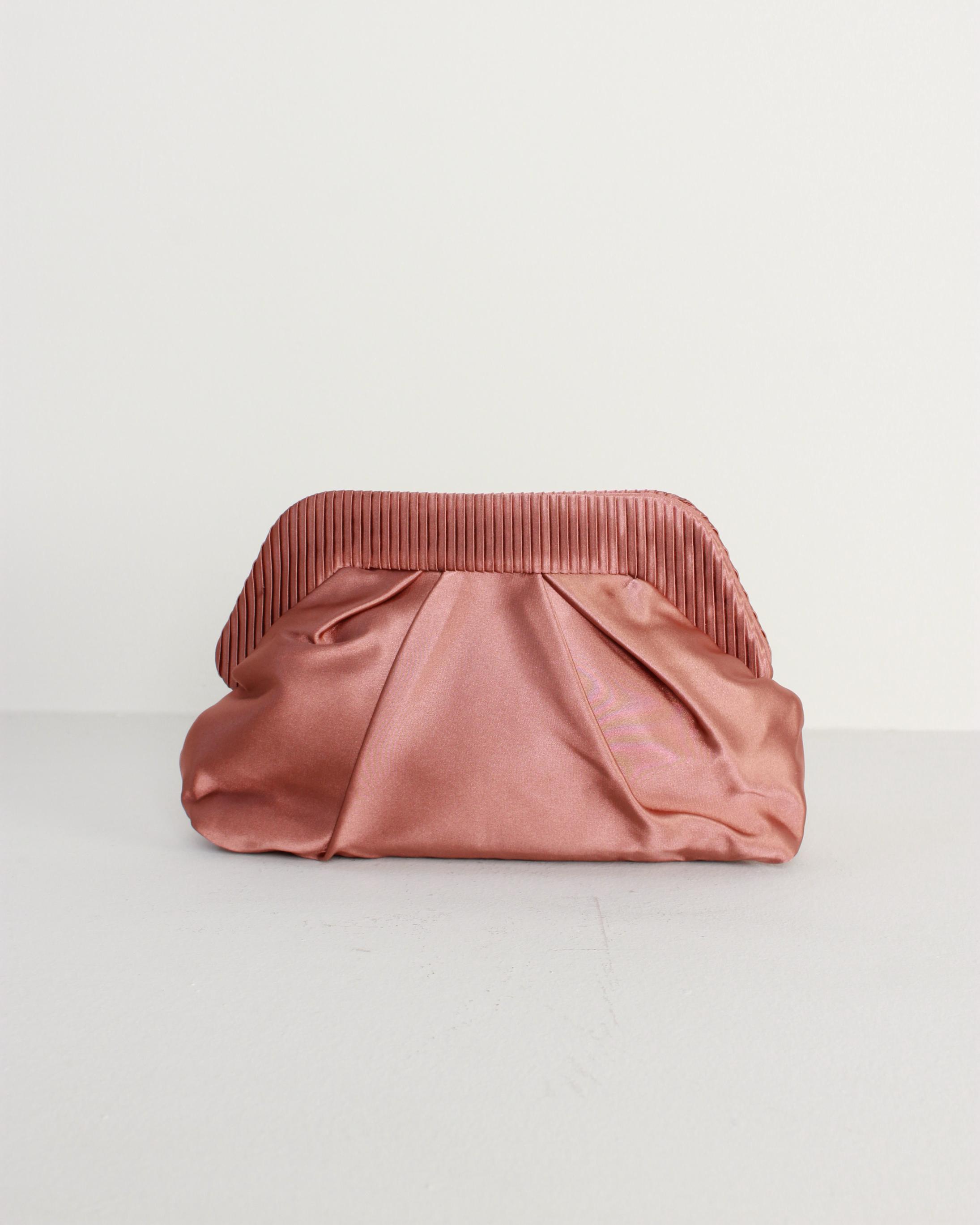 BOLSO DE MANO SOBRE SATINADO