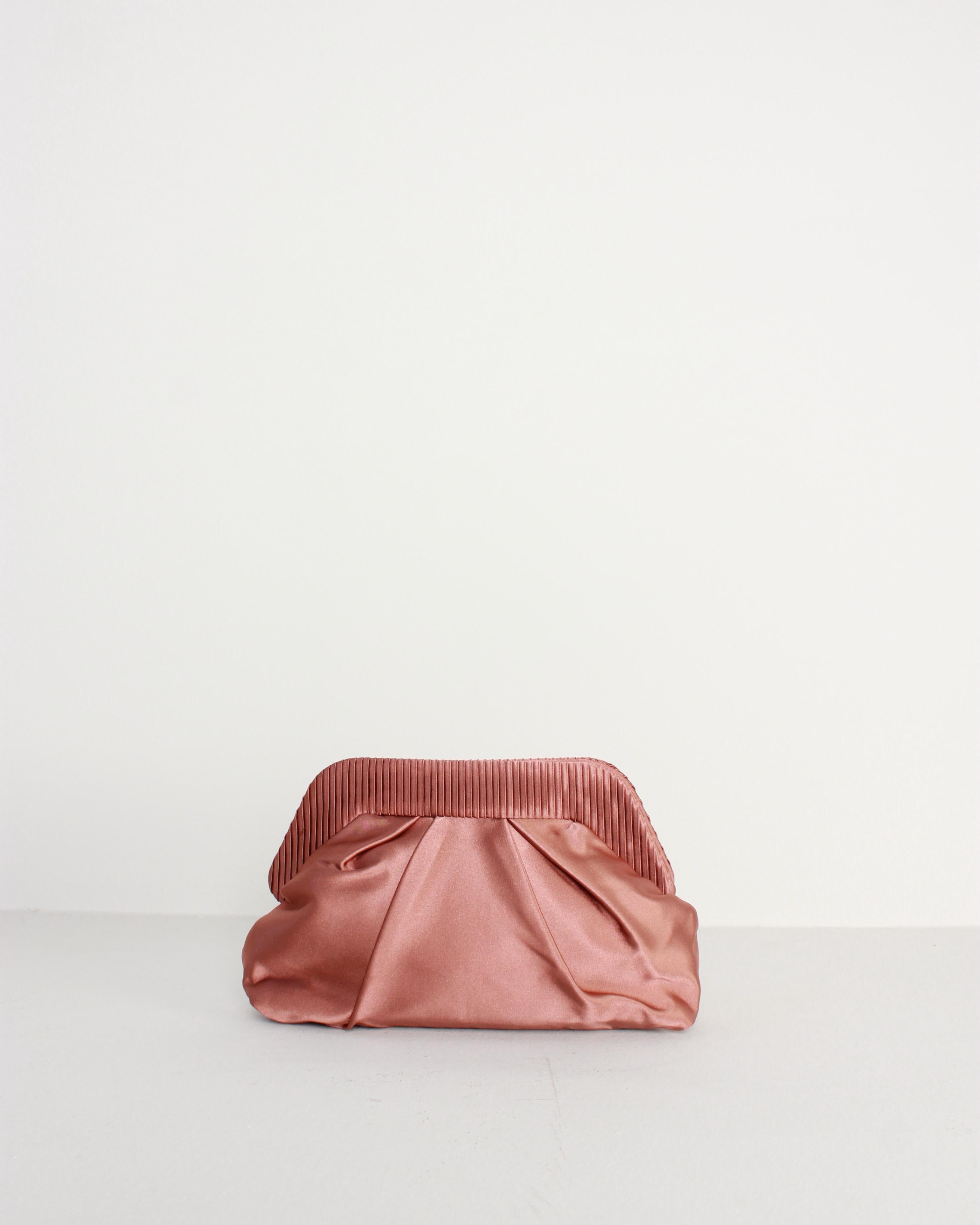 BOLSO DE MANO SOBRE SATINADO