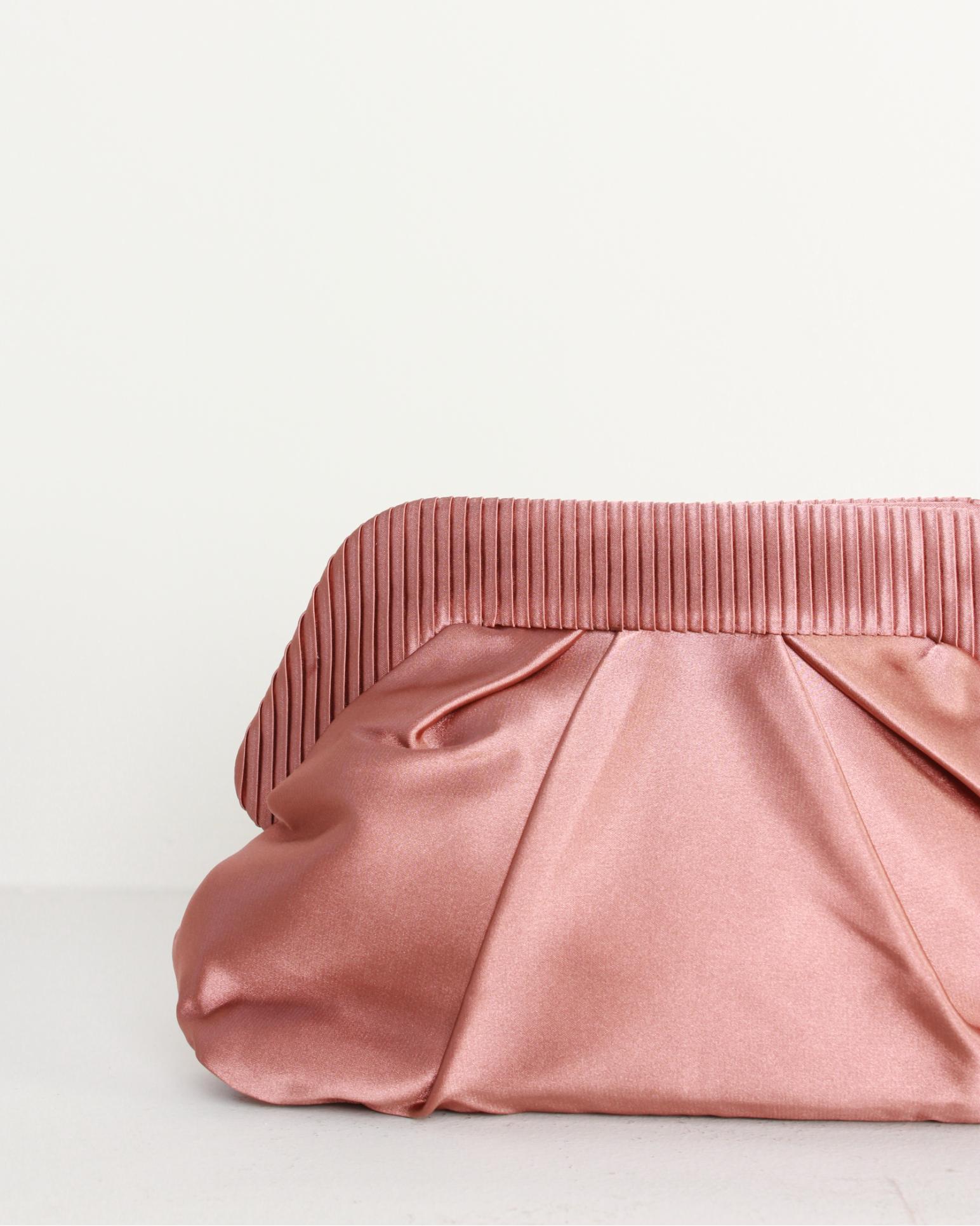 BOLSO DE MANO SOBRE SATINADO