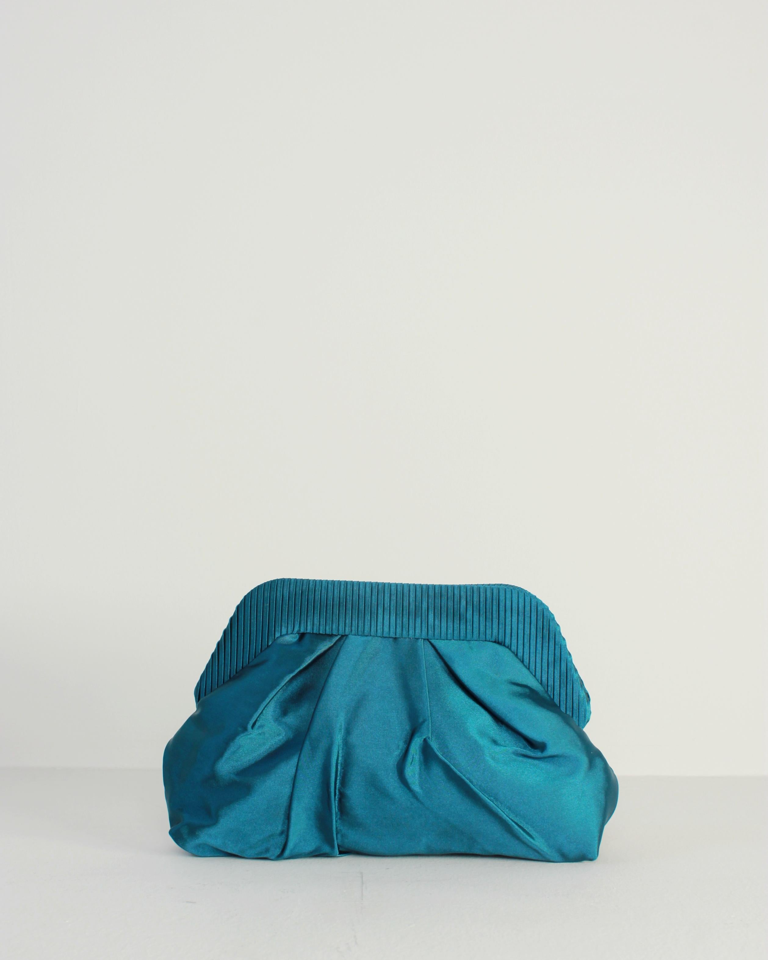 BOLSO DE MANO SOBRE SATINADO