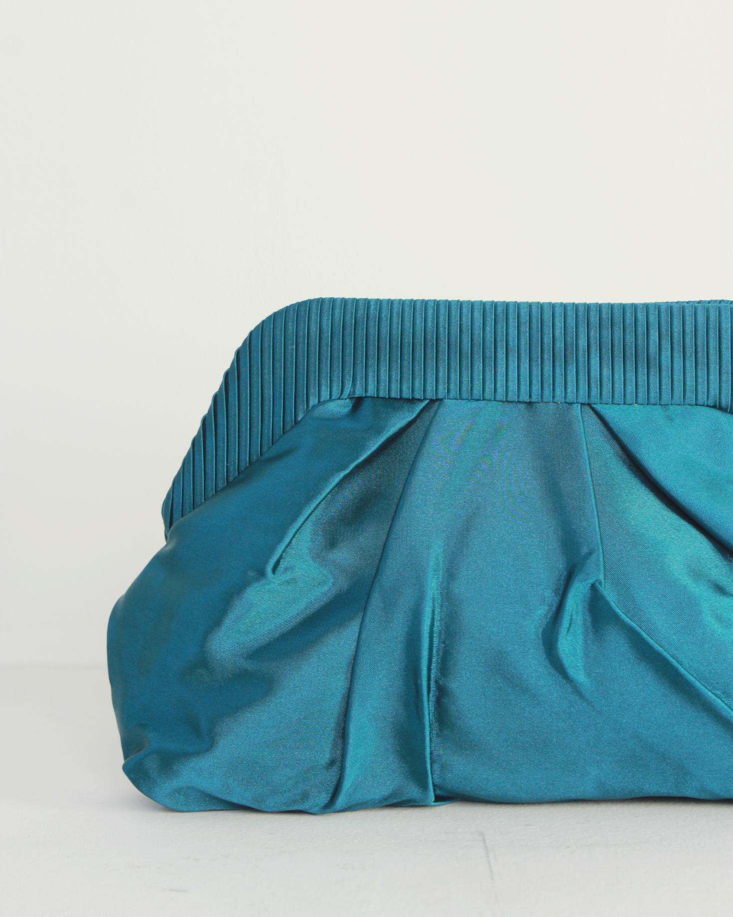 BOLSO DE MANO SOBRE SATINADO