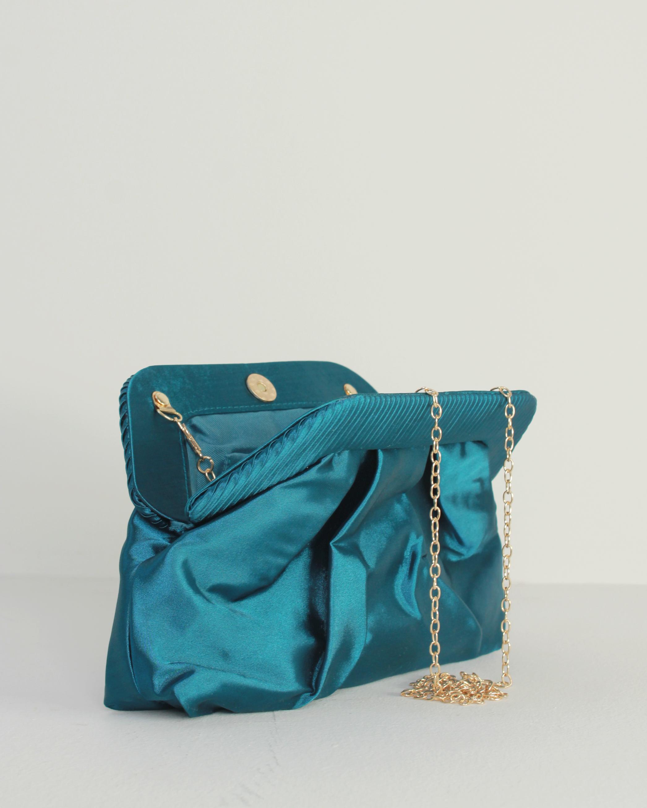 BOLSO DE MANO SOBRE SATINADO