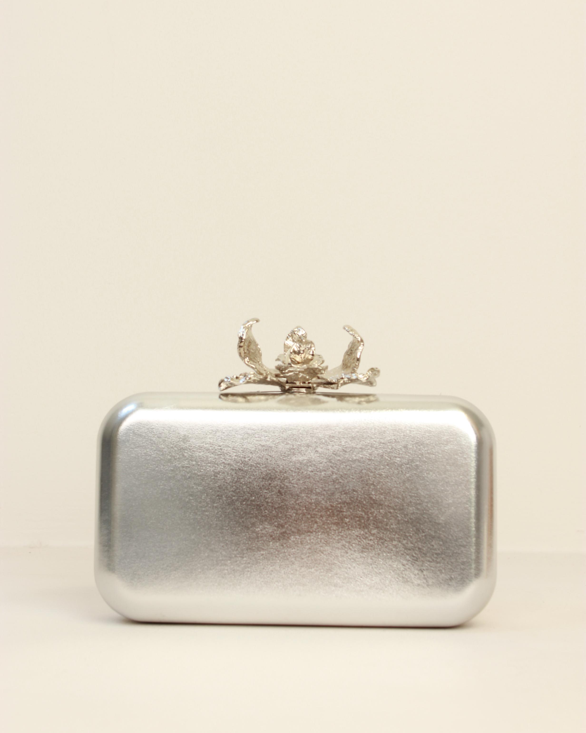 CLUTCH APLIQUE FLOR METALIZADO