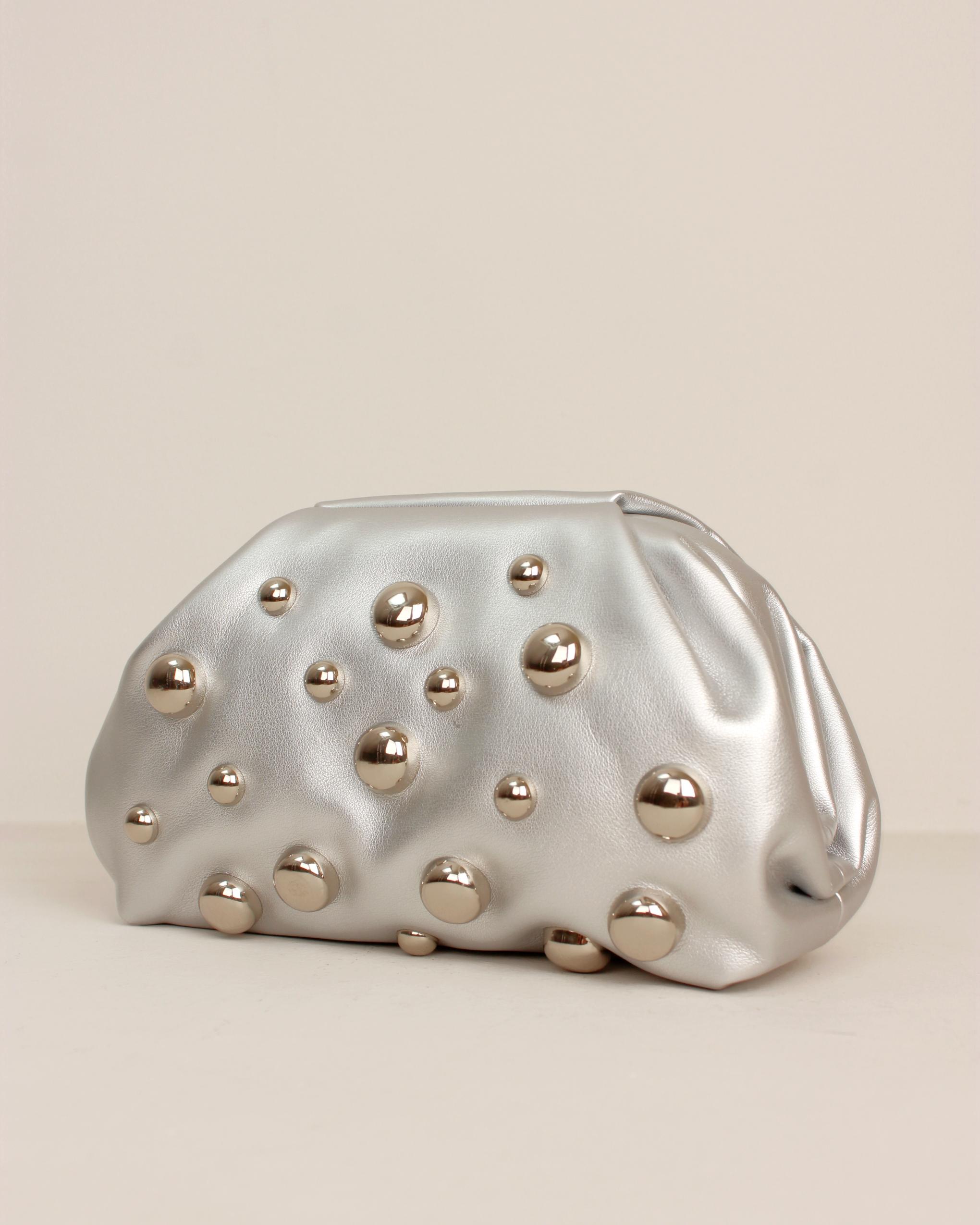 BOLSO NUBE TACHUELAS