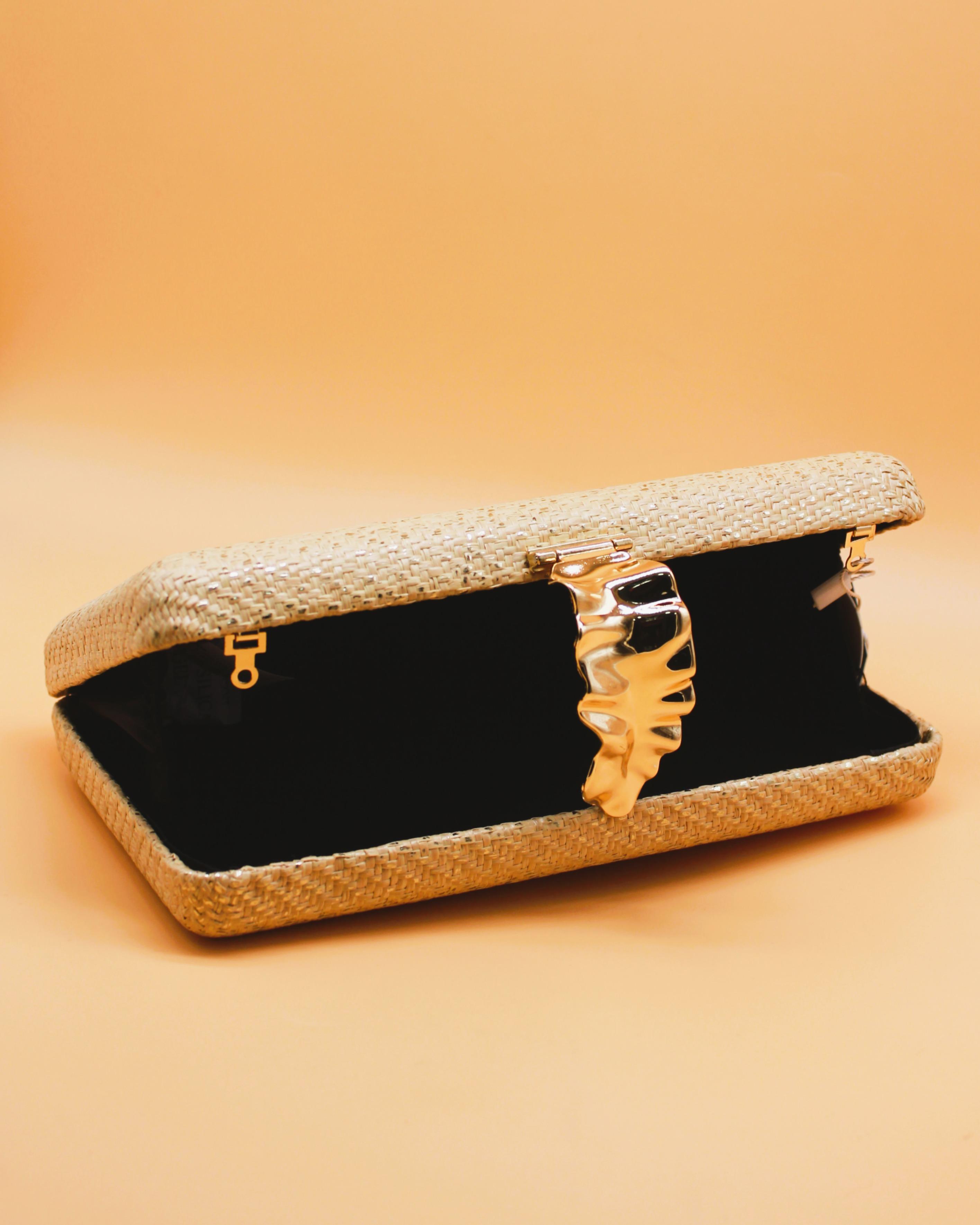 CLUTCH RAFIA BROCHE HOJA