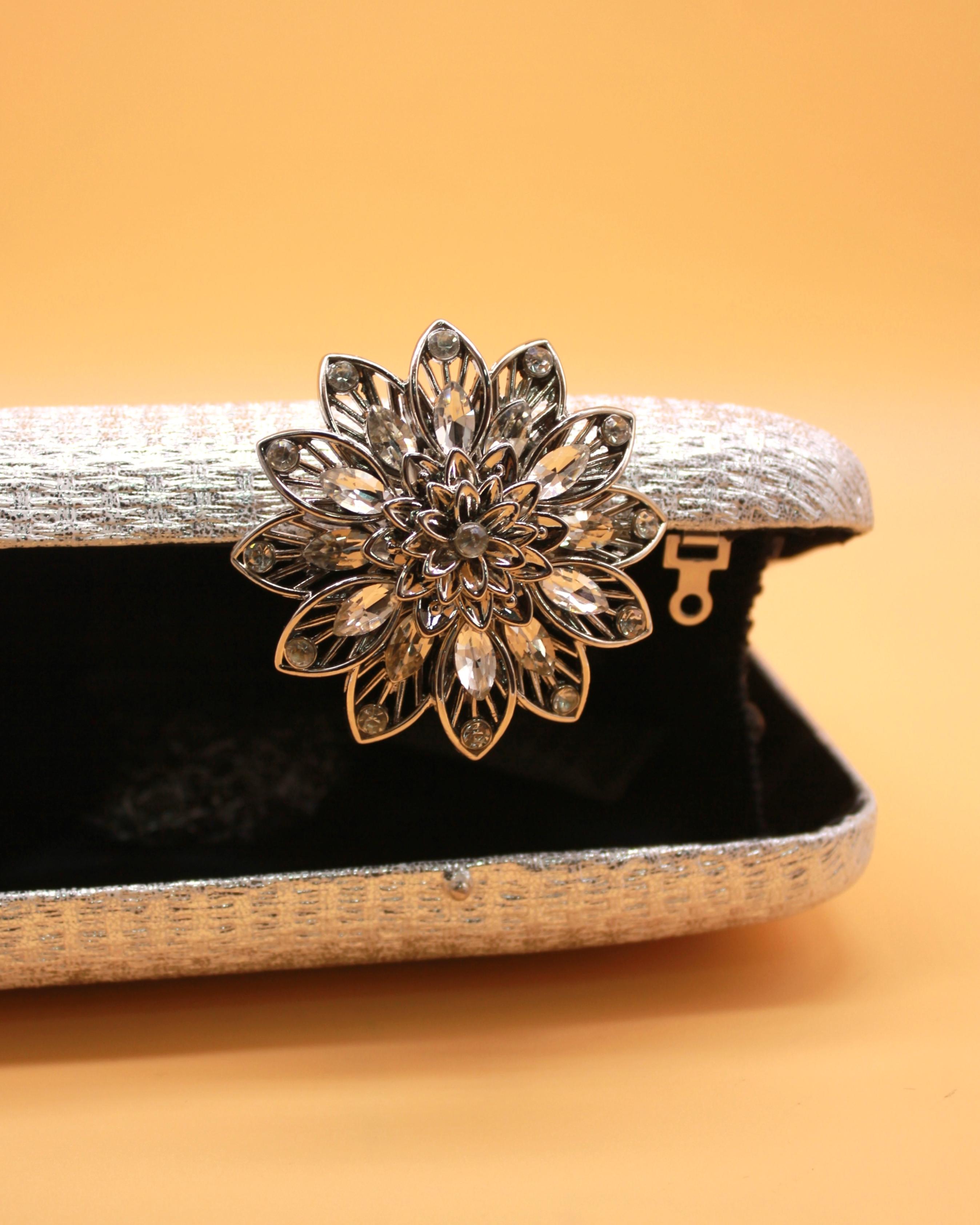 CLUTCH RELIEVE BROCHE