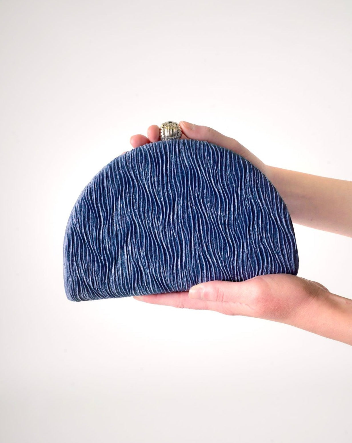 BOLSO CORRUGADO MEDIA LUNA AZUL