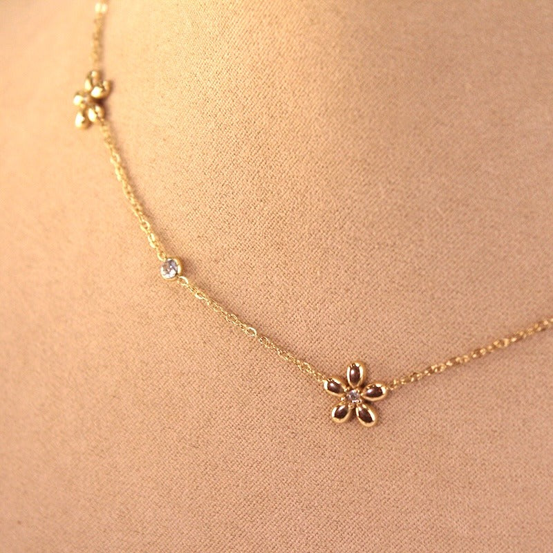 COLLAR ACERO FLORES DORADO