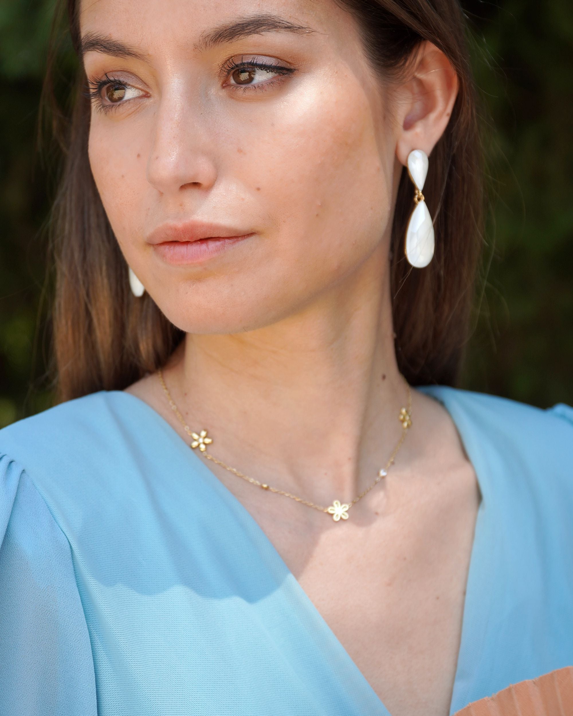 COLLAR ACERO FLORES DORADO