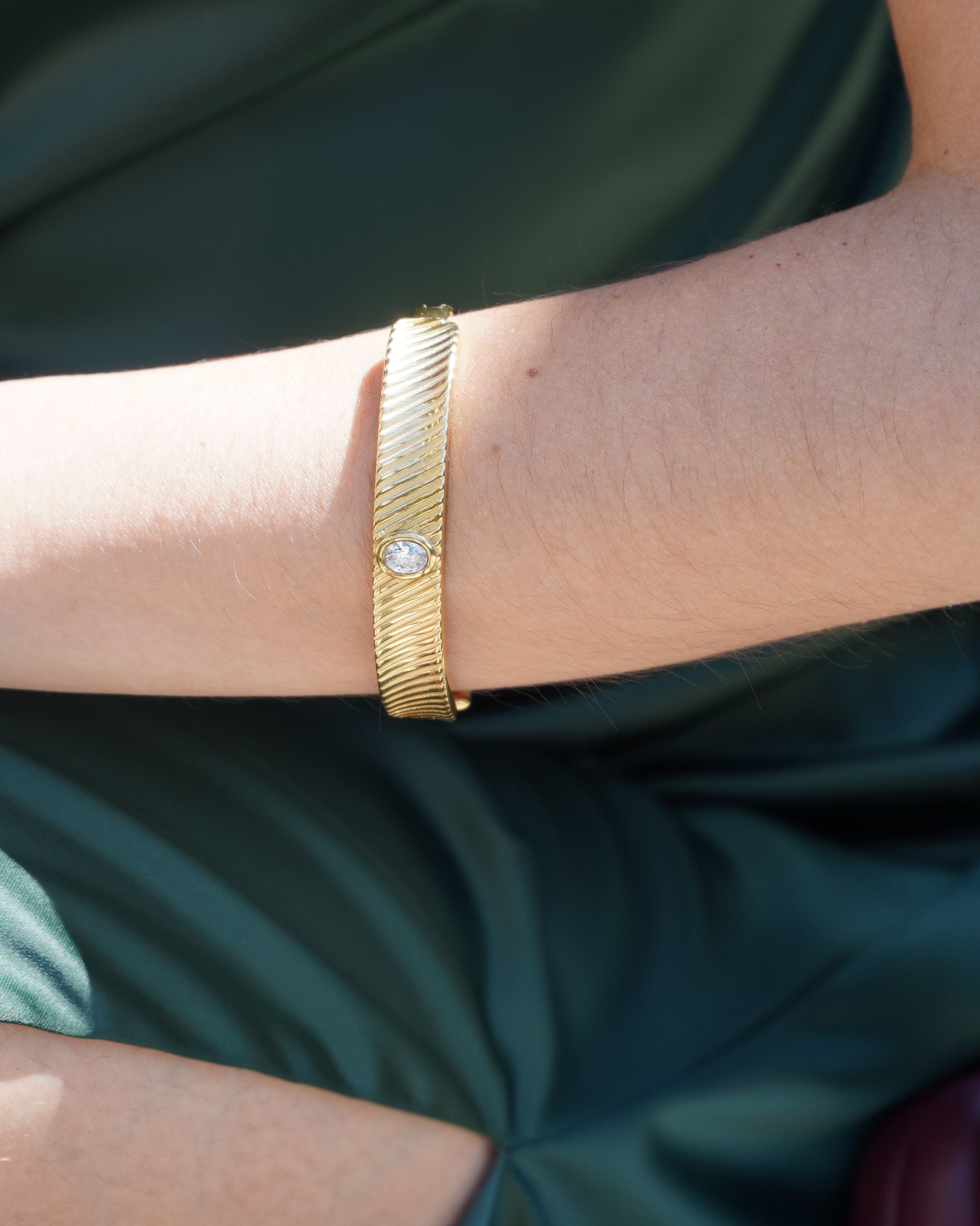 BRAZALETE ACERO CIRCONITA DORADO