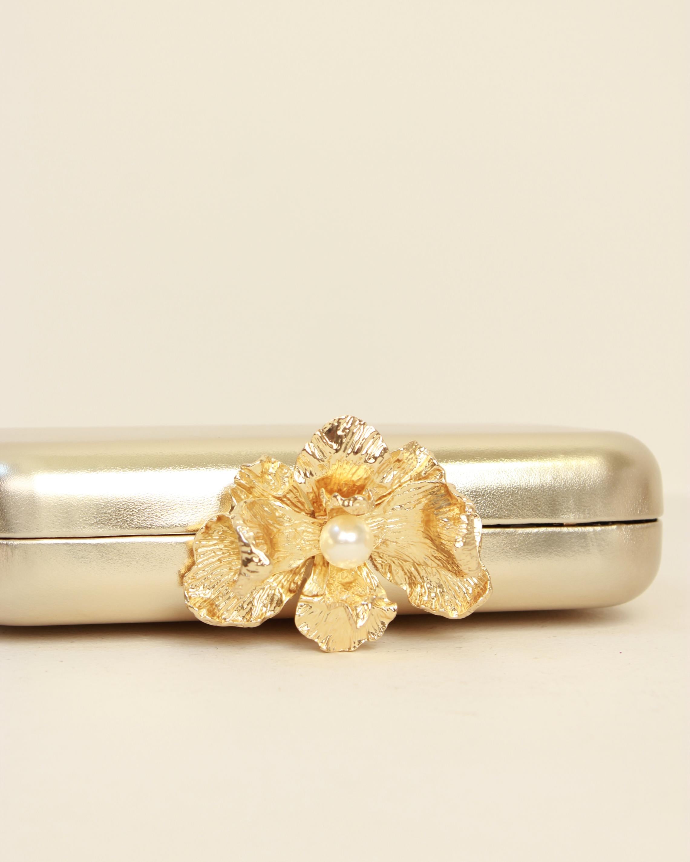 CLUTCH APLIQUE FLOR METALIZADO