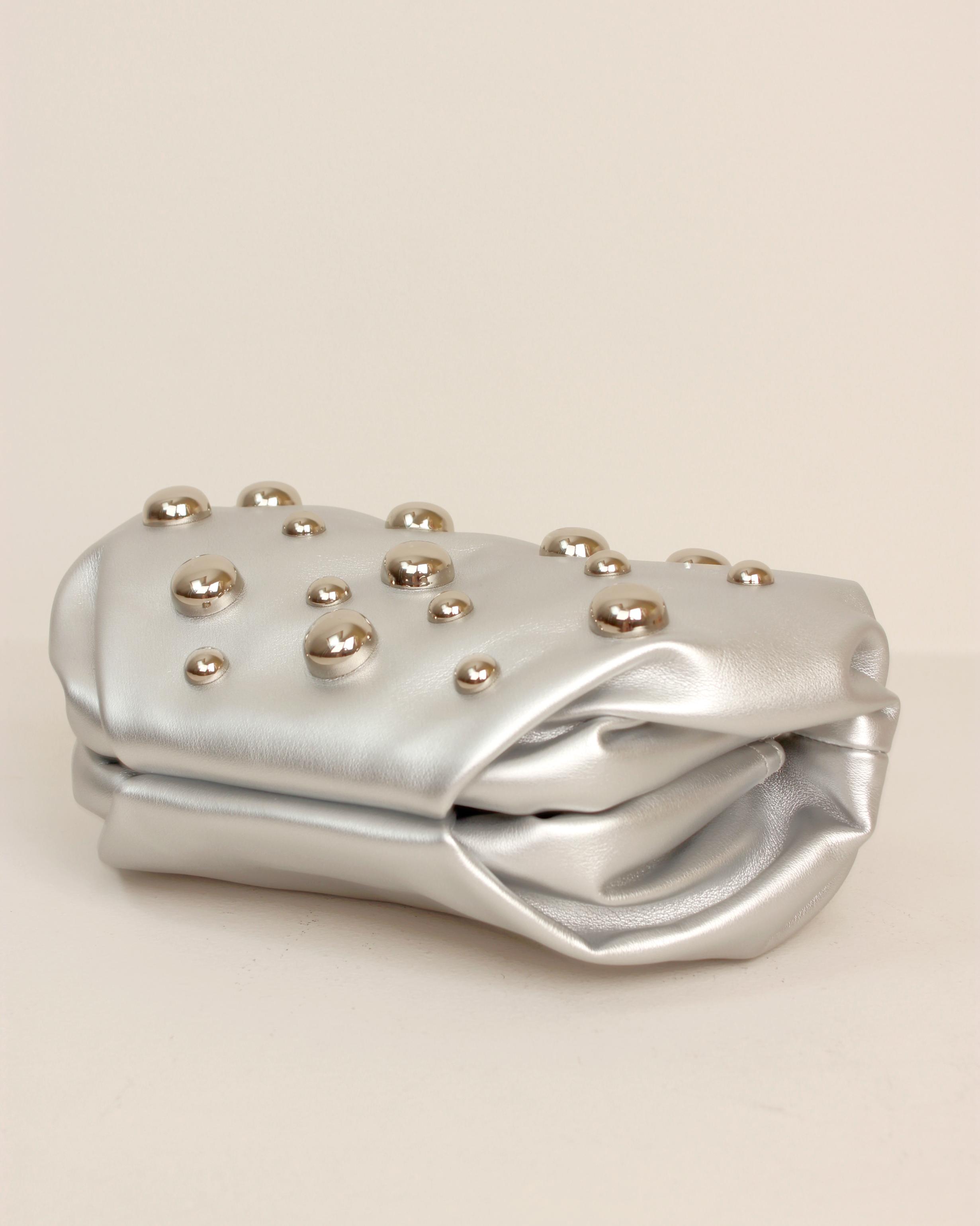 BOLSO NUBE TACHUELAS