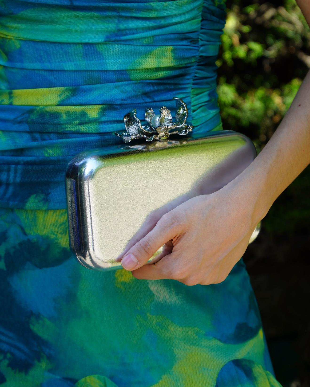 CLUTCH APLIQUE FLOR METALIZADO
