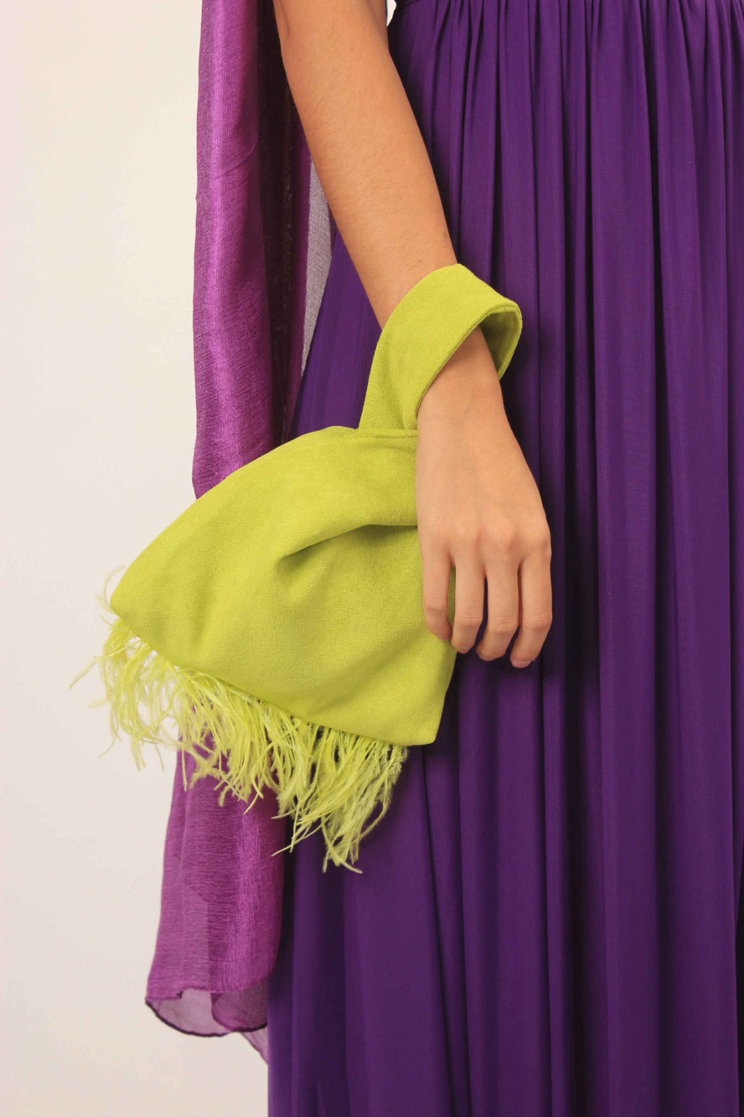 BOLSO MUKA DE PULSERA CON NUDO Y PLUMAS